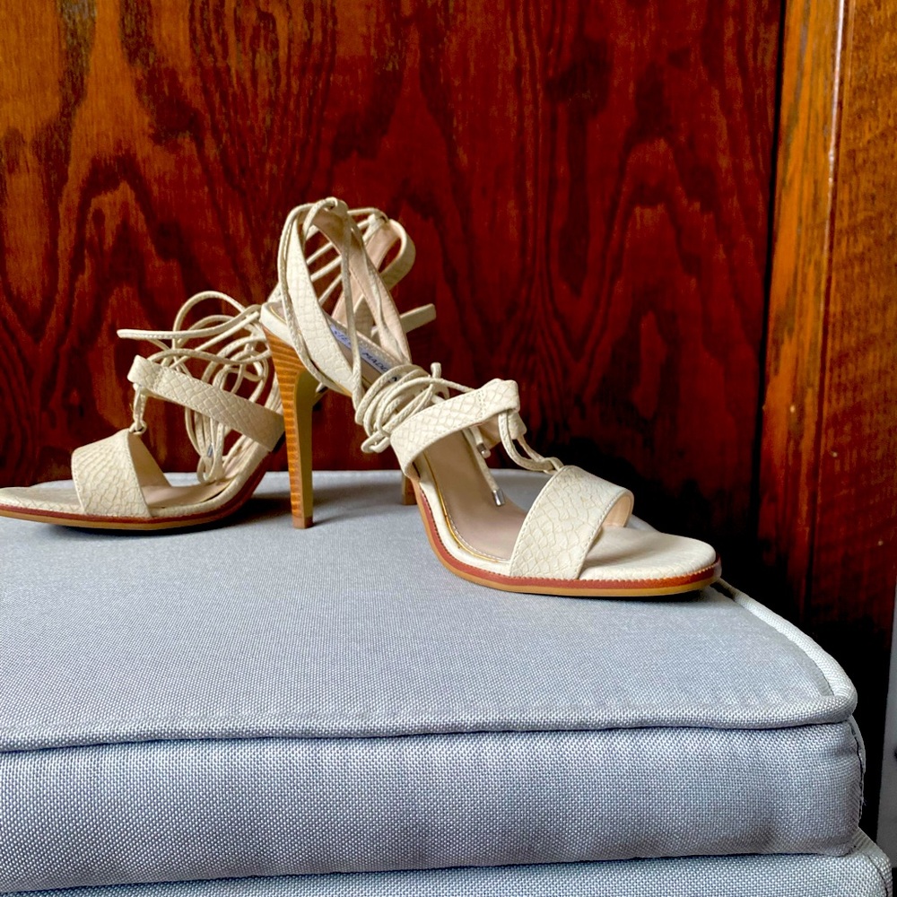 Women’s heel with lace tie